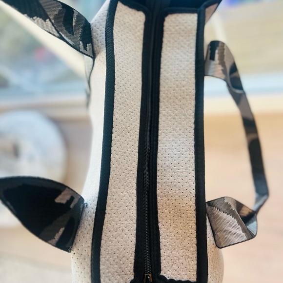 HAUTE SHORE GRAY & CAMO NEOPRENE LARGE TRAVEL BAG  26”x16” - Picture 2 of 7